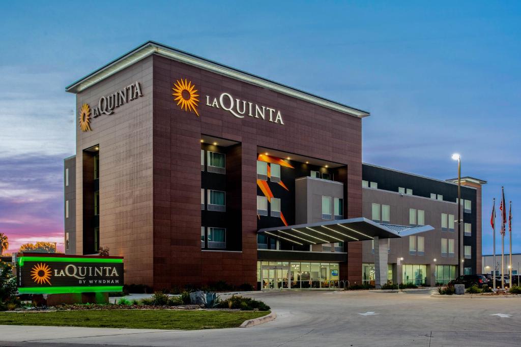 La Quinta Inn & Suites by Wyndham San Antonio Alamo City