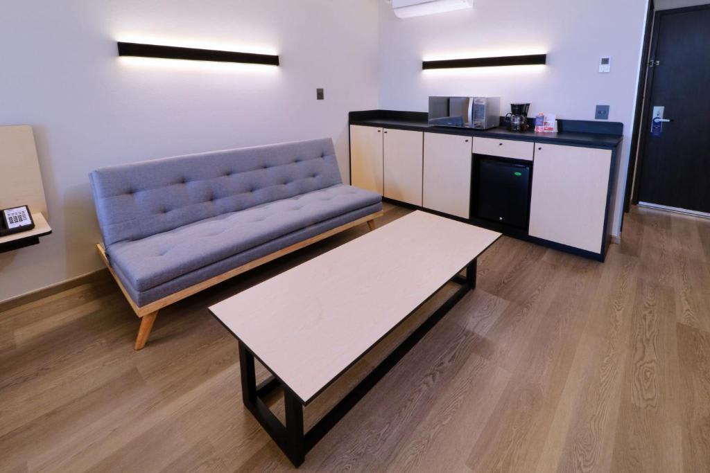 Habitación Doble Superior con sofá cama y cama grande