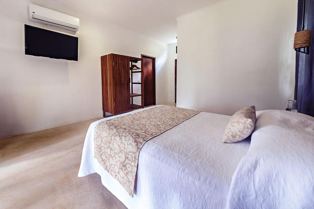 Habitación con cama grande y vistas al jardín