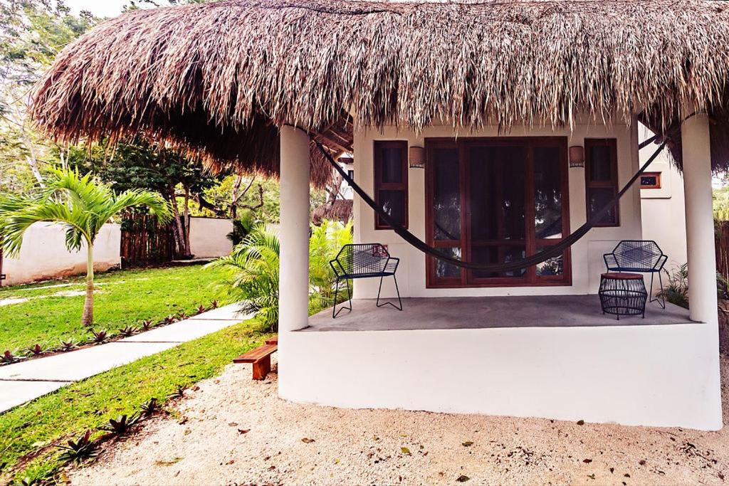 Habitación con cama grande y vistas al jardín