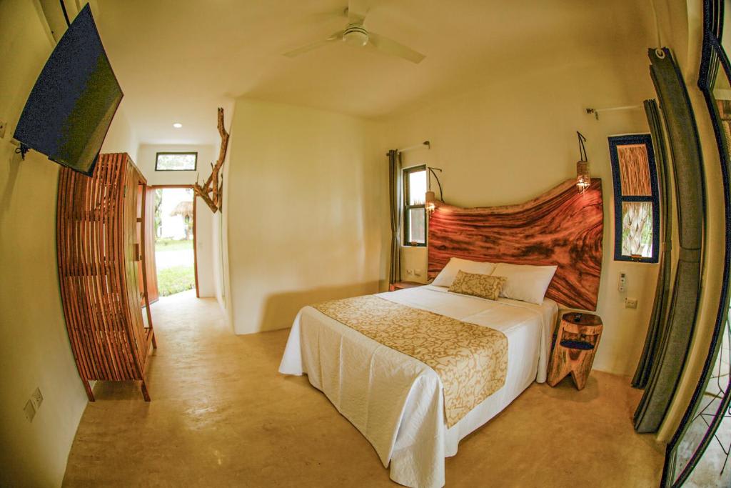 Habitación con cama grande y vistas al jardín