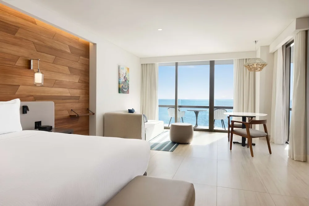 Img - OCEAN FRONT CORNER ONE KING BED GUESTROOM