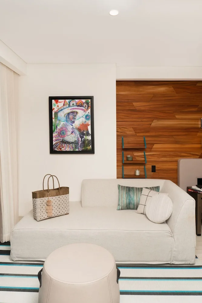 Img - Room, 1 King Bed (Swim Up Pool View)