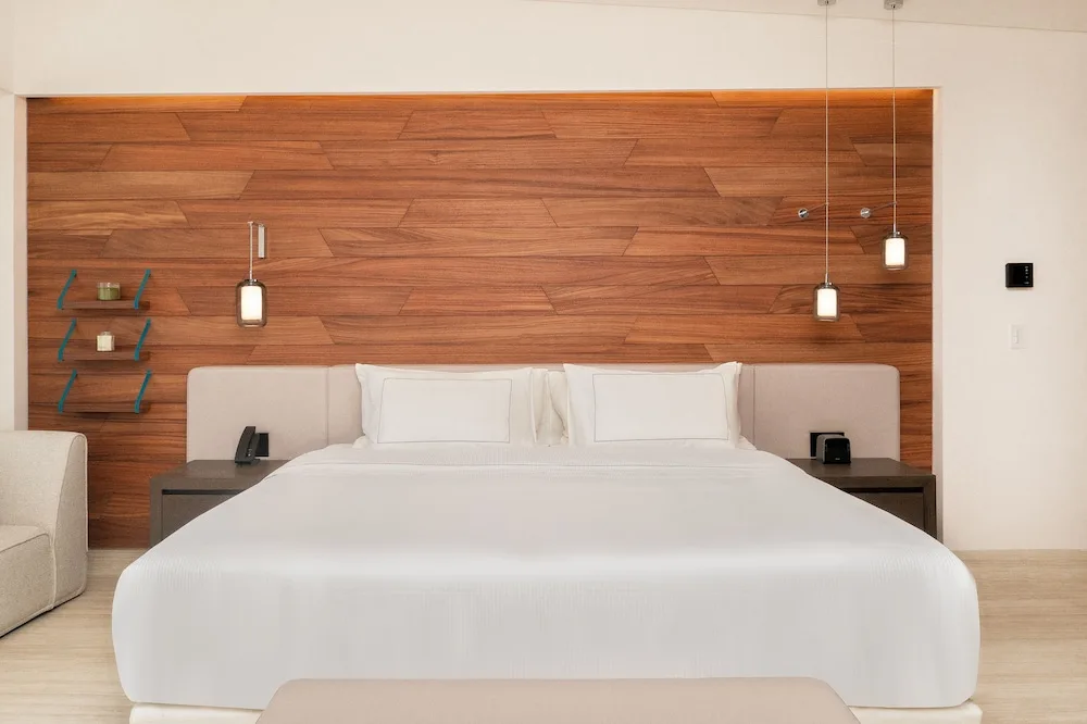 Img - HIGH FLOOR OCEAN VIEW ONE KING BED GUESTROOM