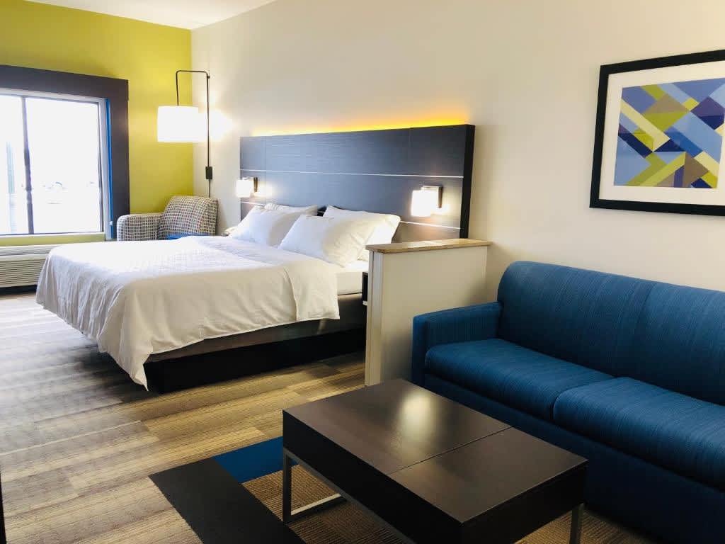 Suite con cama extragrande y sofá cama