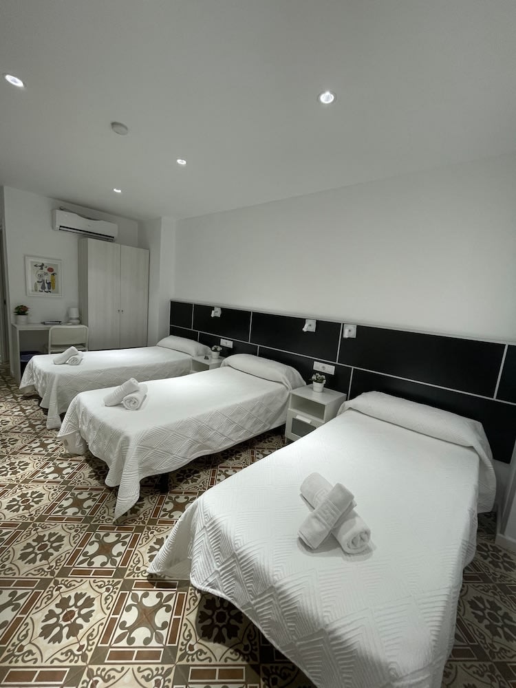 Img - Habitación triple Confort, 3 camas individuales, baño en la habitación, vista al parque