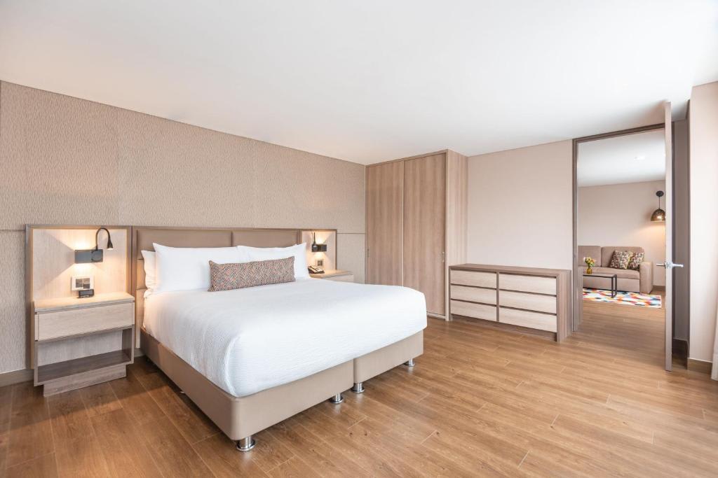 Suite más amplia con 1 dormitorio, 1 cama extragrande, sofá cama y vistas a la ciudad