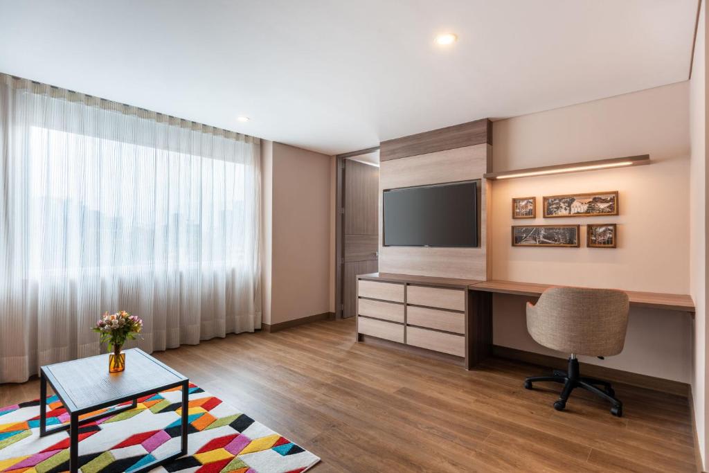 Suite más amplia con 1 dormitorio, 1 cama extragrande, sofá cama y vistas a la ciudad