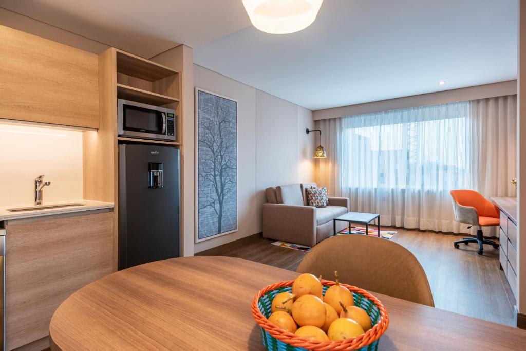 Suite Junior con 1 dormitorio, 1 cama extragrande, sofá cama y vistas a la ciudad