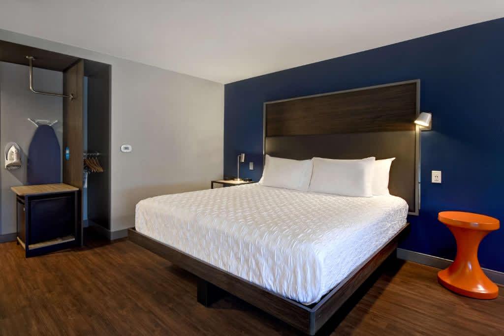 Habitación adaptada para personas de movilidad reducida con cama extragrande y bañera