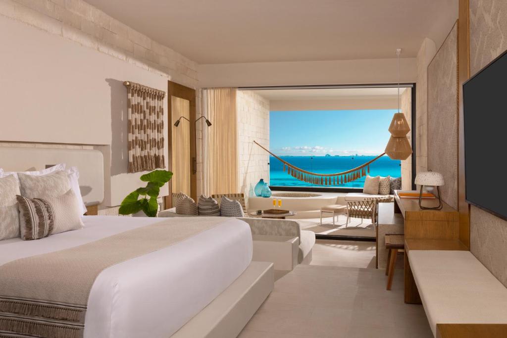 Signature Oceanfront Junior King Suite with Hot Tub