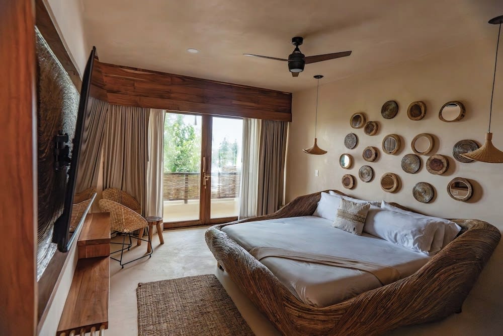 Img - Upper-Level Balcony Suite