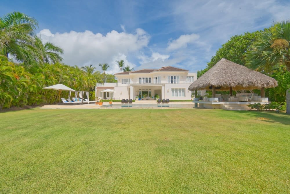 Fantastic 8-bedroom Golf-front Mansion Near the Beach