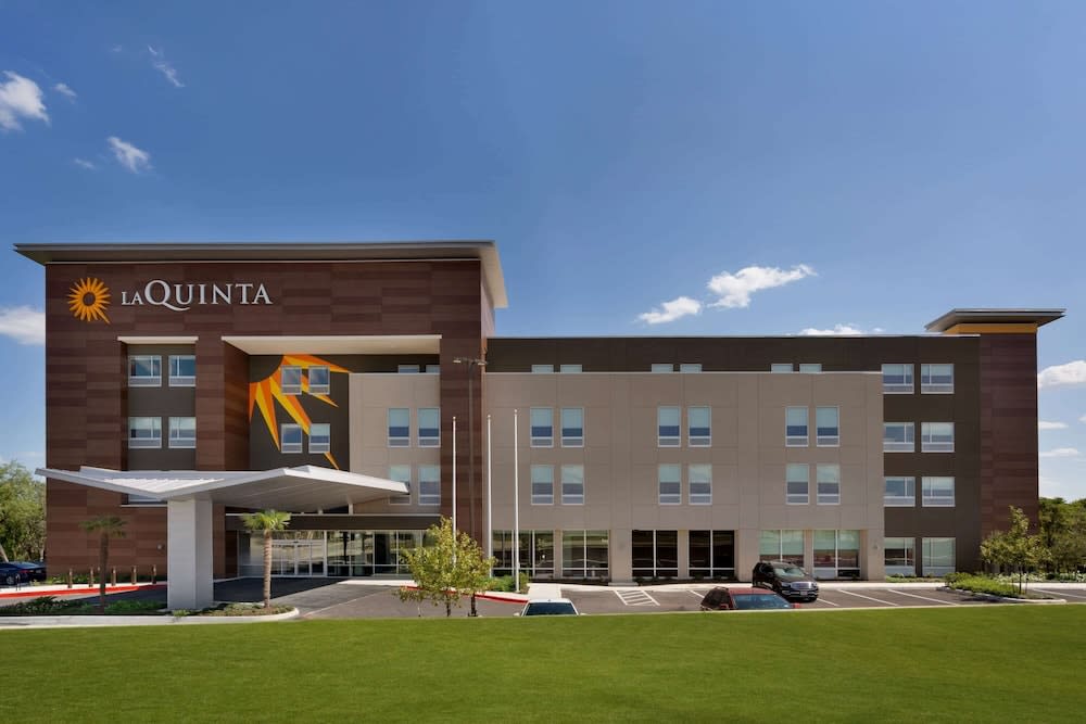 La Quinta Inn & Suites by Wyndham San Antonio Seaworld/LAFB