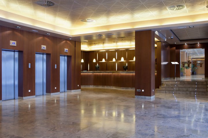 Lobby del Hotel Praga Madrid con fácil acceso a la Estación de Atocha