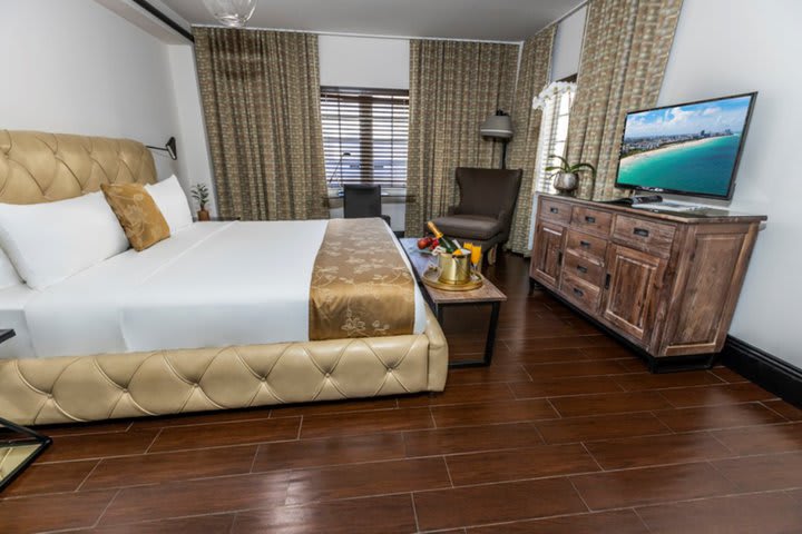 Guest room with 1 queen size bed