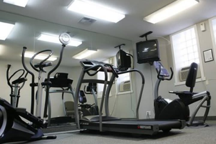 Ejercítate en el gimnasio del Clarion Hotel & Suites Selby Downtown