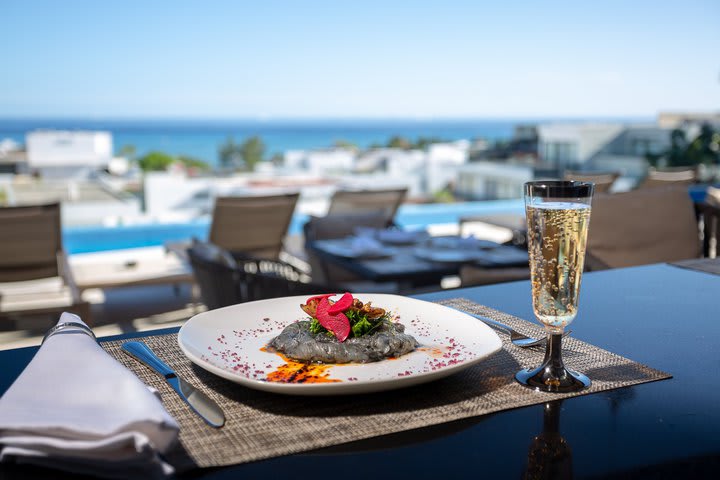 El restaurante está junto a la piscina