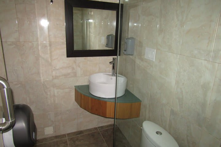 Baño en una habitación Subterránea queen