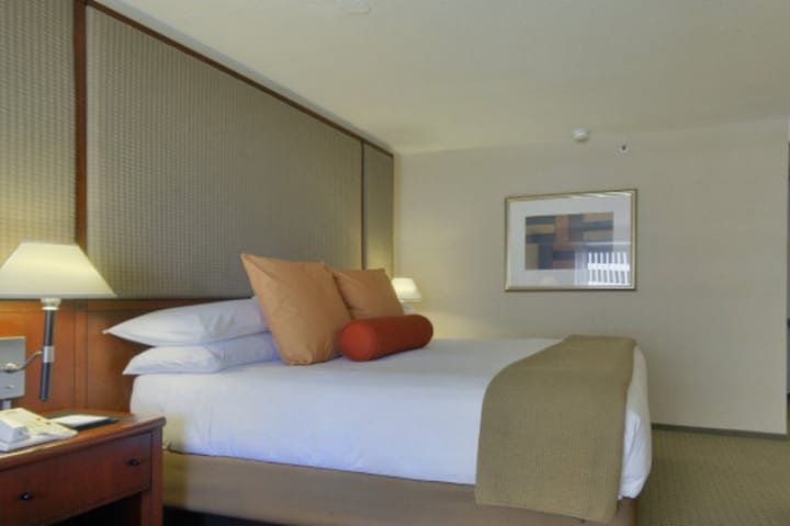 Hyatt Regency in San Francisco offers 802 guest rooms