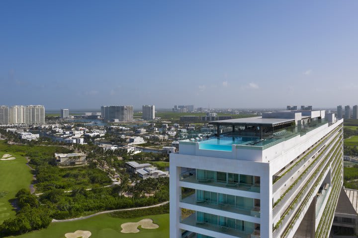 Vista de la piscina para adultos