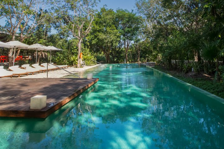 El área de la piscina está equipada con camas de playa plegables