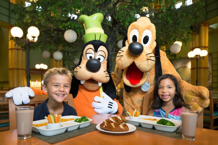 En algunos restaurantes se puede convivir con los personajes Disney