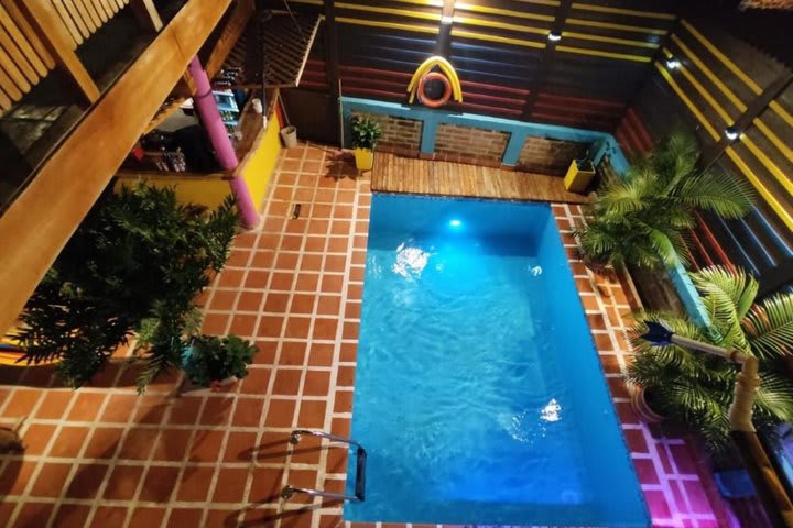 Piscina por la noche