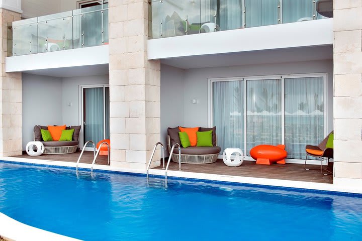 Flat suite swim-up