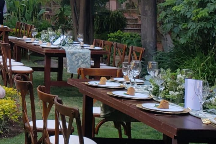 Mesas para eventos en el jardín