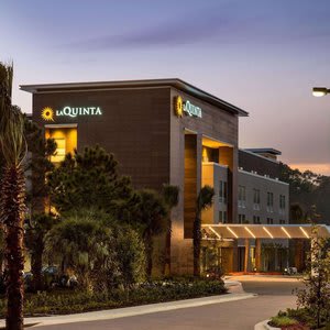 La Quinta Inn & Suites by Wyndham Orlando - IDrive Theme Parks