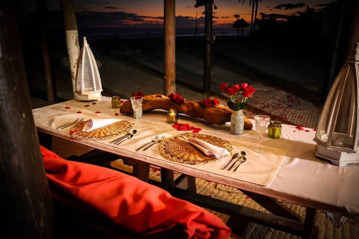 El restaurante ofrece comida gourmet y especialidades del mar