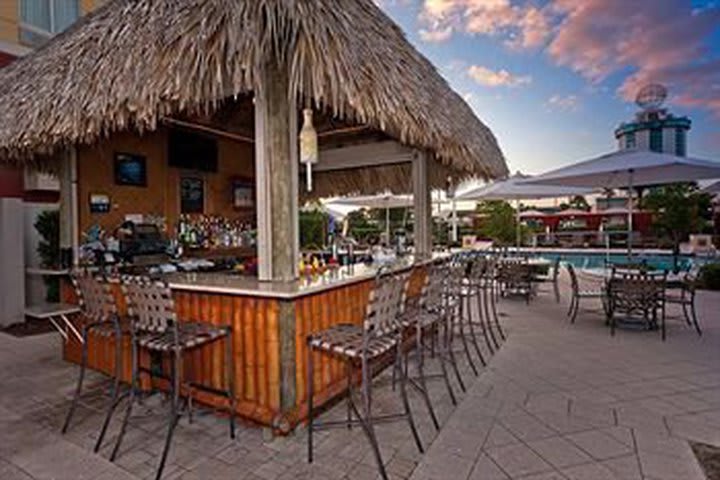 Bar junto a la alberca del hotel Hilton Garden Inn International Drive en Orlando