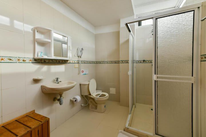 Baño de una habitación triple