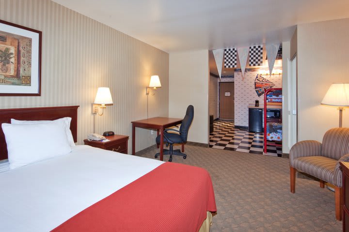 El hotel Holiday Inn Express Henderson en Las Vegas ofrece 101 habitaciones