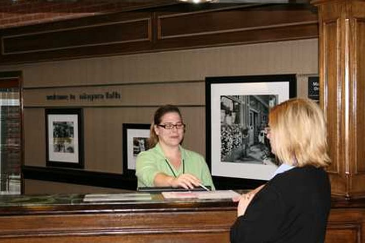 Recepción del hotel Clifton Victoria Inn at the Falls en Niagara Falls