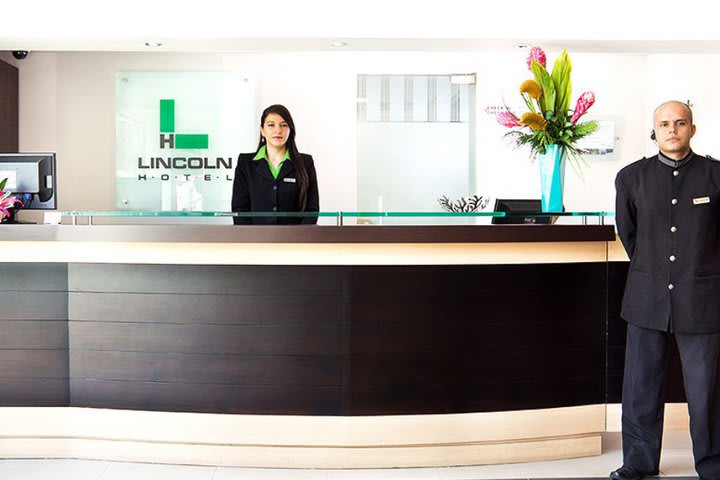 Recepción del Hotel Lincoln en la zona de Laureles Estadio en Medellín