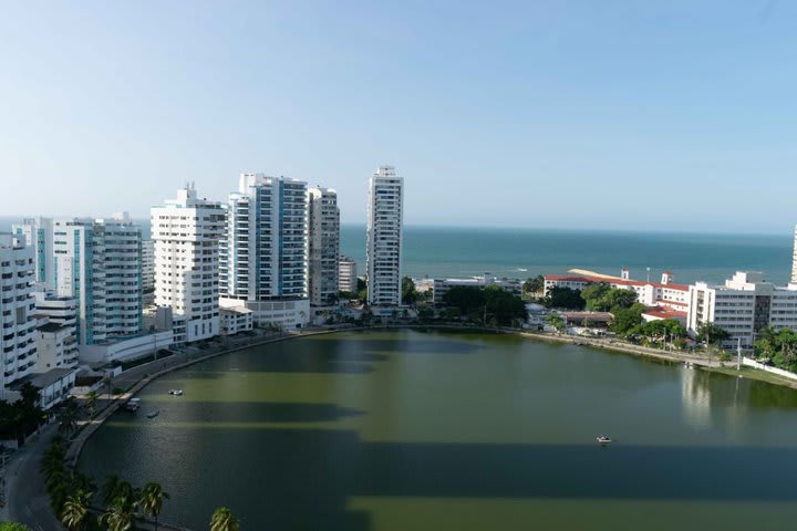 El apartamento tiene vistas al mar y al lago