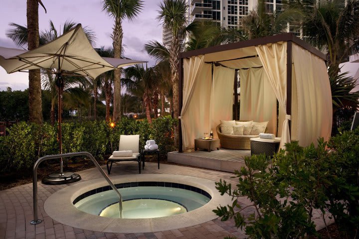 Jacuzzi en el The Ritz-Carlton Bal Harbour, hotel en Miami Beach