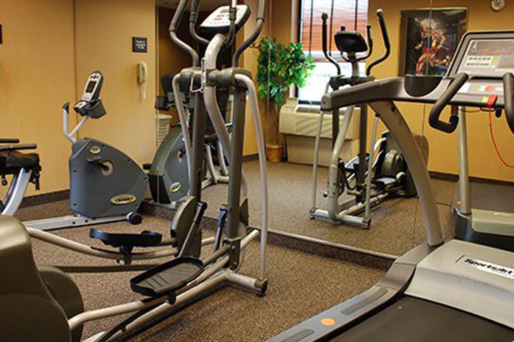 El AmericInn Hotel & Suites Schaumburg cuenta con gimnasio