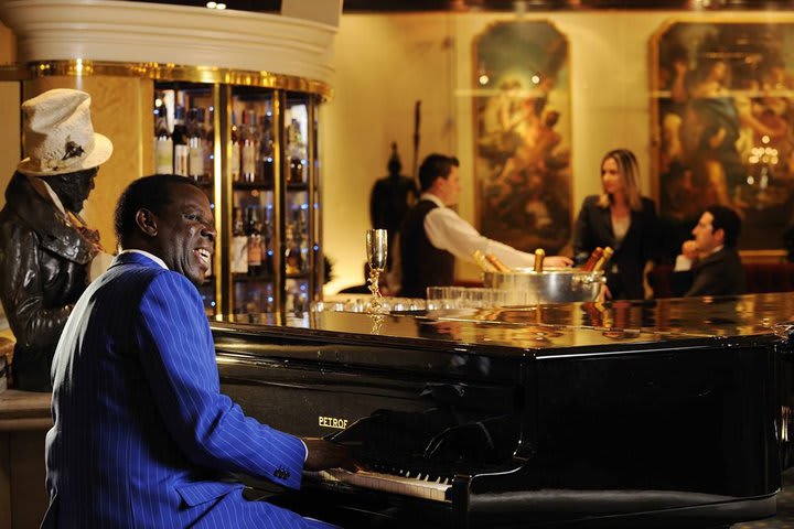 El hotel Rome Cavalieri tiene un bar con música en vivo