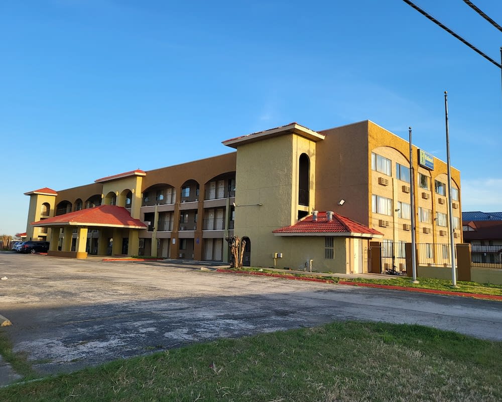 Hallmark Inn & Suites