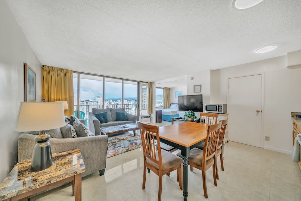 Standard Ocean View Condo - 35th floor views, Free parking & Wifi by Koko Resort Vacation Rentals