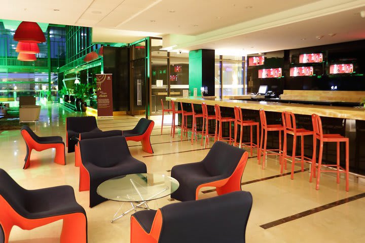 Hay un bar en el lobby