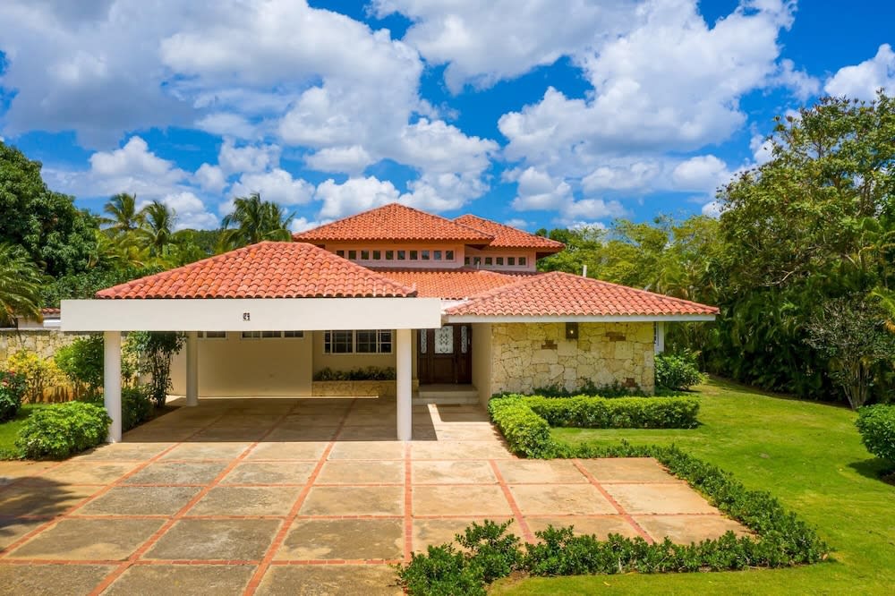 Casa de Campo Villa for Rent in Caribbean Style - With Pool Jacuzzi and Volleyball net