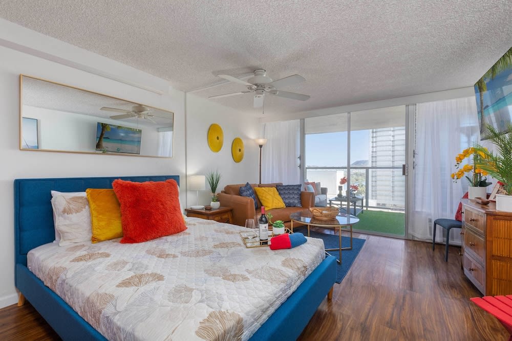 Vibrant Studio in the Heart of Waikiki!