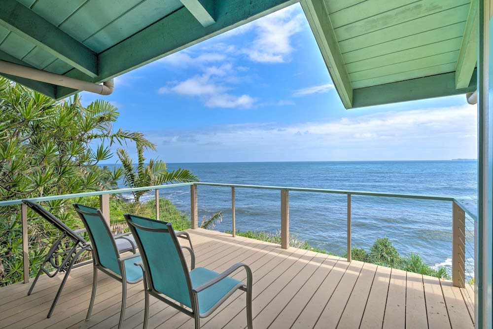 Hilo Home w/ Private Deck + Stunning Ocean Views!