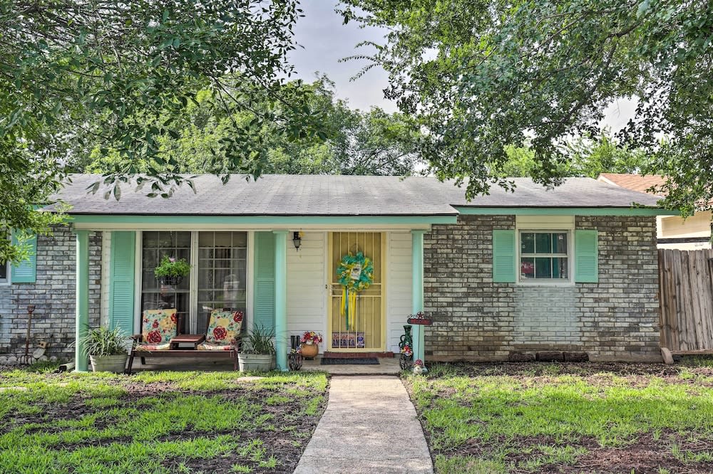 Unique Vintage Hideaway < 6 Miles to Lackland Afb!