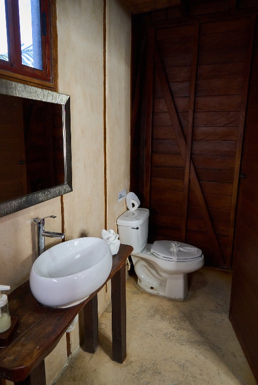 Baño de visitas privado