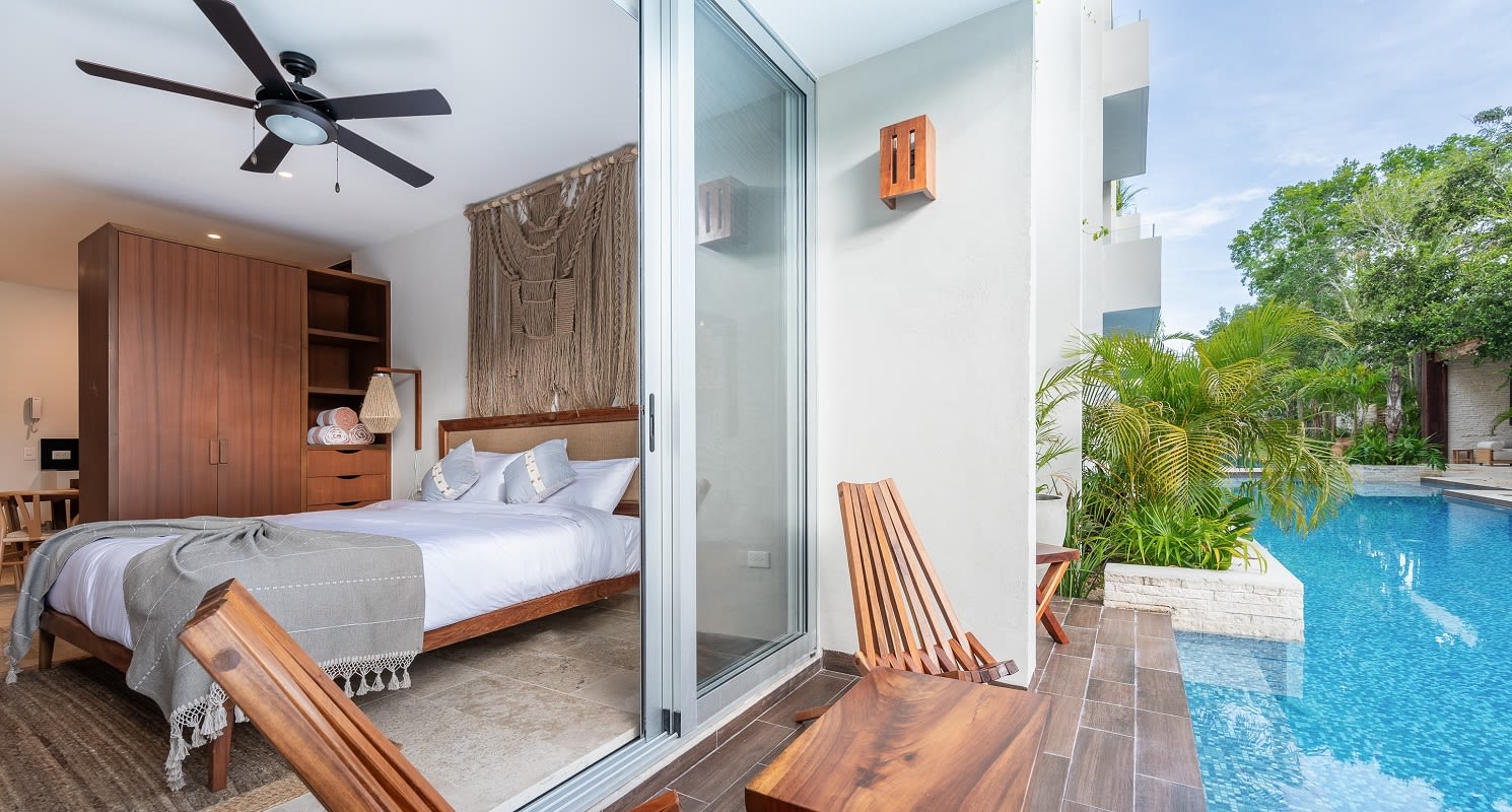 Img - Estudio con vistas a la piscina
